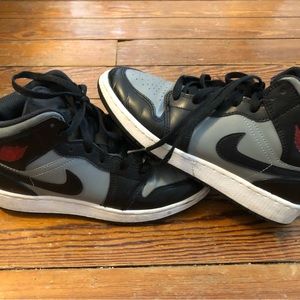 ike Air Jordan 1 Mid (GS) Shadow Red Black Grade School Size 5Y